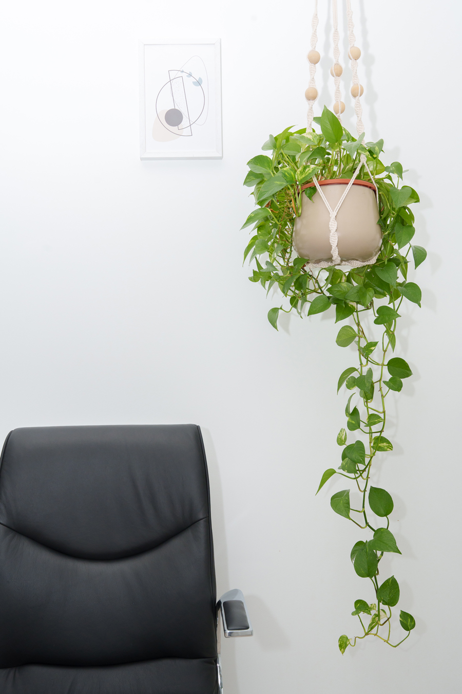 Atención cercana al paciente en la clínica oftalmológica Ayala Salud en Madrid